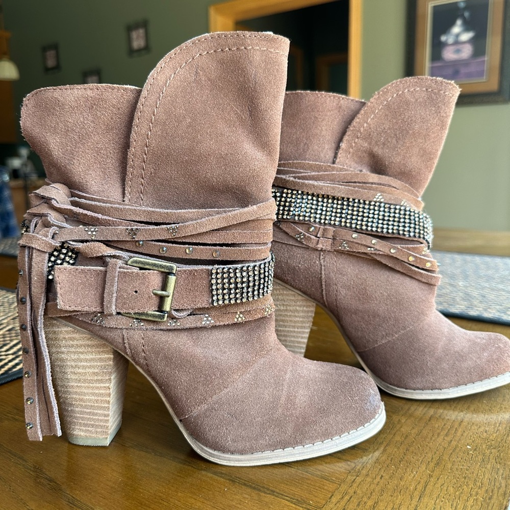 NWT super cute size 6 Naughty Monkey tan/brown booties